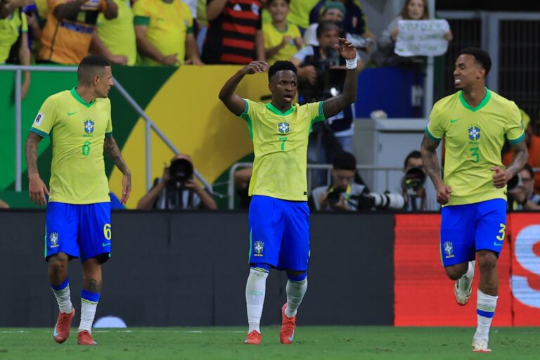 Brasil se lo ganó sobre la hora a Colombia y un fuerte choque de cabezas asustó a todos