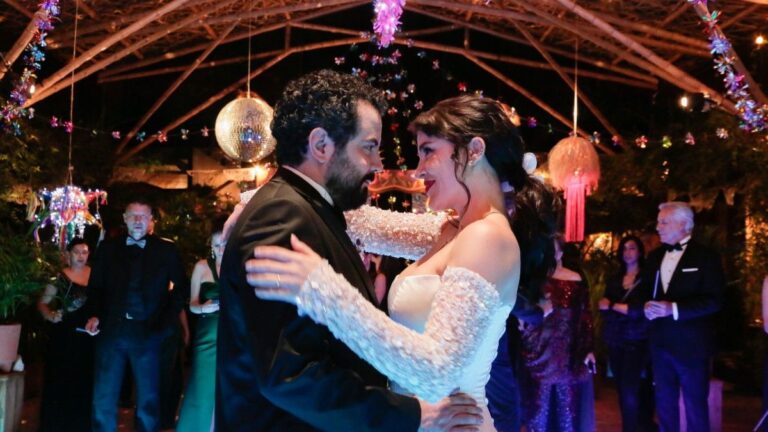 Dos amigos deciden casarse sólo por los regalos en esta comedia romántica de casi dos horas