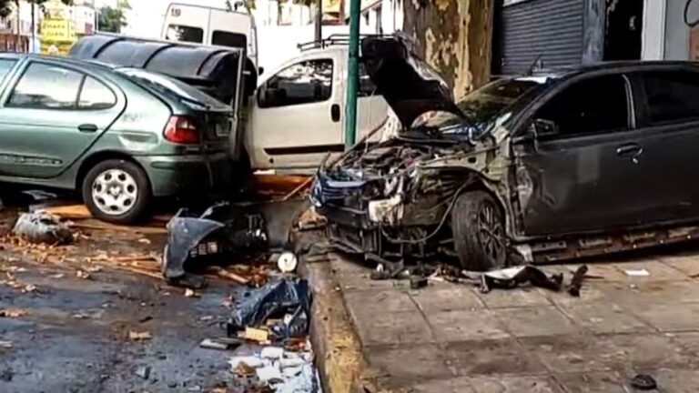 Impresionante accidente en Chacarita: un auto chocó contra un árbol y vehículos estacionados