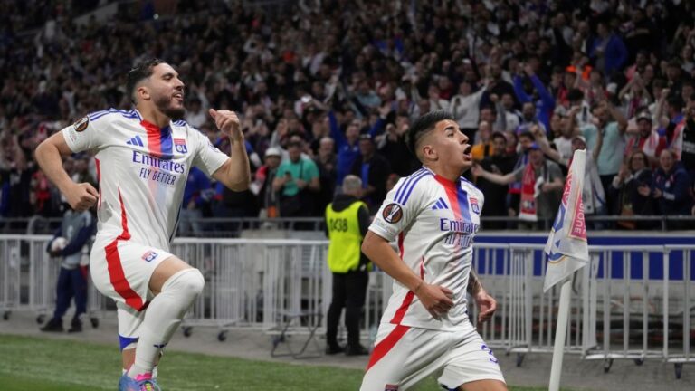 Con un gol de Almada, Lyon empató 2-2 ante el Manchester United por cuartos de la Europa League