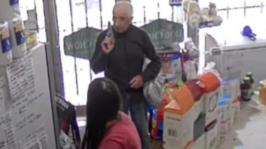 Insólito asalto: un jubilado le rogó a la empleada que lo dejara robar y se llevó $200.000