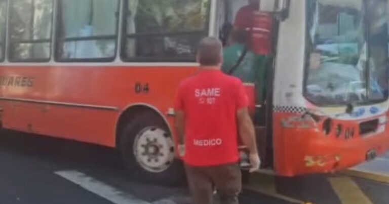 Violento choque entre un micro escolar y un camión en Parque Patricios: hay 14 nenes heridos