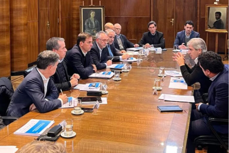 El Gobierno impulsa ventas de autos en dólares y cuotas para dinamizar el sector
