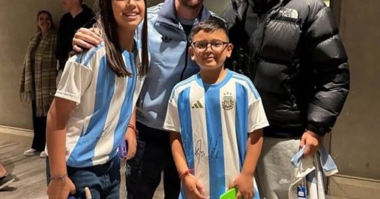 Lindo gesto: Messi se tomó una foto con los hijos de Arturo Vidal