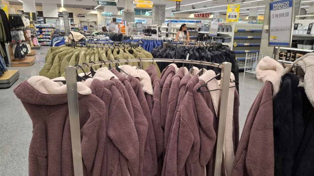 Supermercado Coto vende camperas con rebajas del 30% y cuotas sin interés