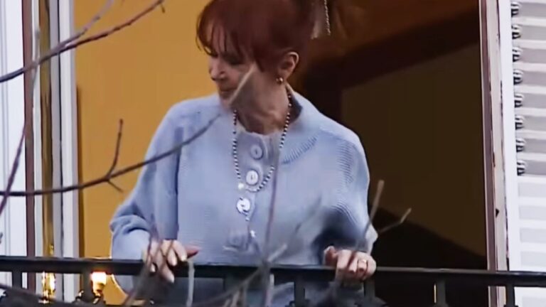 Cristina Kirchner volvió a saludar a la militancia desde su balcón