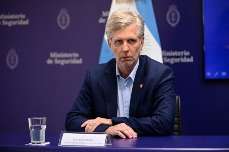 El Congreso quiere investigar el contrato de la SIDE de Santiago Caputo con Scatturice