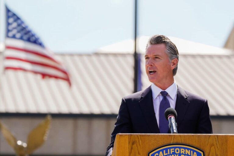 Gavin Newsom firmó el presupuesto de California y tuvo un gesto especial con la comunidad latina