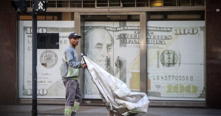 El mercado le hace caso a Caputo: salió a comprar y el dólar subió al precio más alto del año