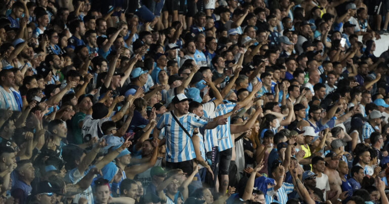 El cantito de la gente de Racing en contra de Salas y un claro guiño de Costas