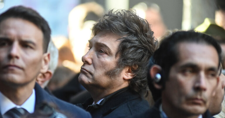 Ultimas encuestas: cae la imagen de Milei y la gestión, pero los libertarios siguen liderando para la elección