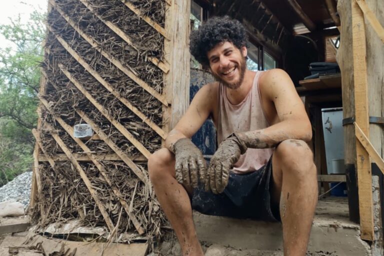 Es hijo de un famoso conductor, renunció a una vida de lujo y se instaló en una comunidad hippie: Entendí mi propósito