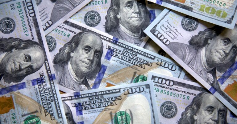 El dólar se toma un respiro mientras caen los bonos y las acciones