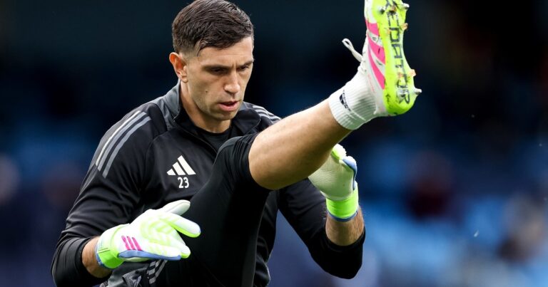 Les sigue doliendo: nueva lluvia de silbidos a Dibu Martínez en Francia