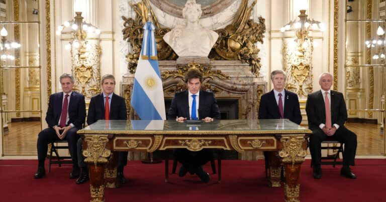 Pese al anuncio de Javier Milei, la Ley que blinda el superávit se trataría con el nuevo Congreso