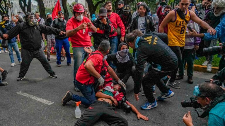 La plaza que no se vacía: la fortaleza colectiva que acompañó a Pablo Grillo entre los gases y la represión