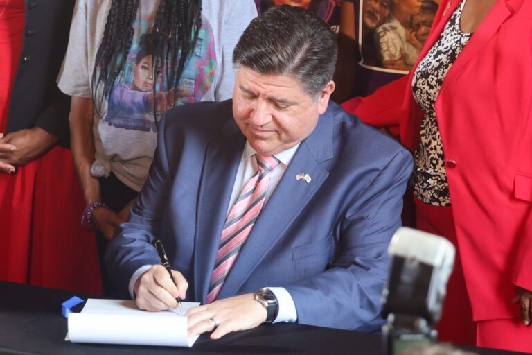 JB Pritzker firmó una ley que impacta en las licencias de conducir de Illinois: cambio en la edad mínima