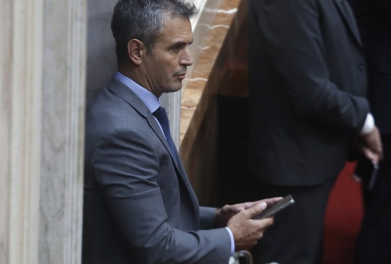 La cuenta secreta de Martin Menem acusa a Santiago de infante con cirugía y se burla de las nenas del cielo