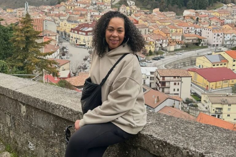 Es estadounidense, abandonó el sueño americano a los 57 años y se fue a vivir a un pueblo de Italia: Ahora siento paz