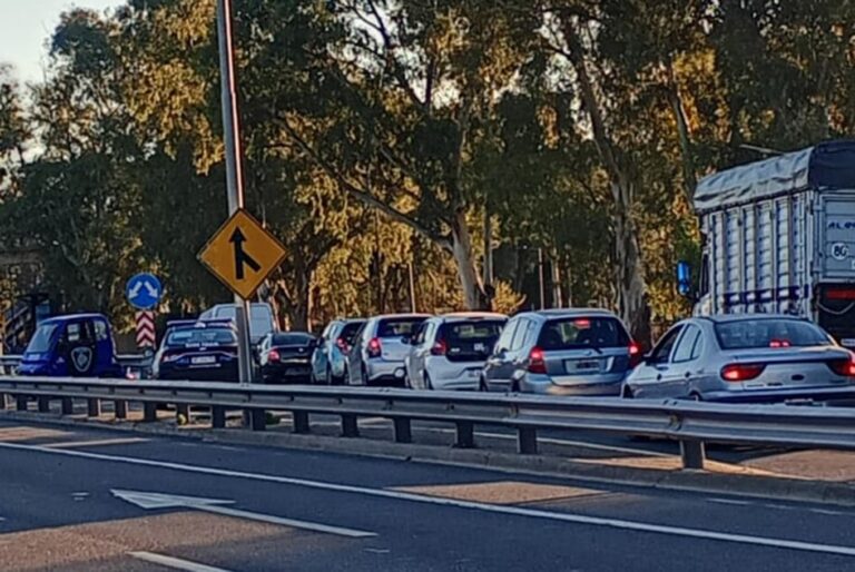 General Paz: un hombre perdió el control de su moto, cayó contra el asfalto y murió