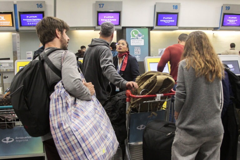 Hubo acuerdo: los controladores aéreos levantan el paro