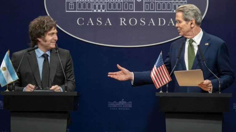 Scott Bessent cruzó a una senadora demócrata que cuestionó el crédito del Tesoro de EE.UU. a la Argentina