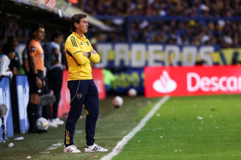 El cambio de Úbeda que enfureció a los hinchas de Boxa, los gestos de Paredes y la falta de reacción en desventaja