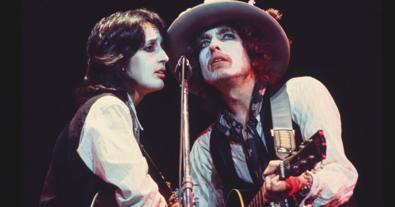 La frase de Bob Dylan sobre su historia de amor con Joan Baez: Es difícil estar enamorado y ser sabio al mismo tiempo