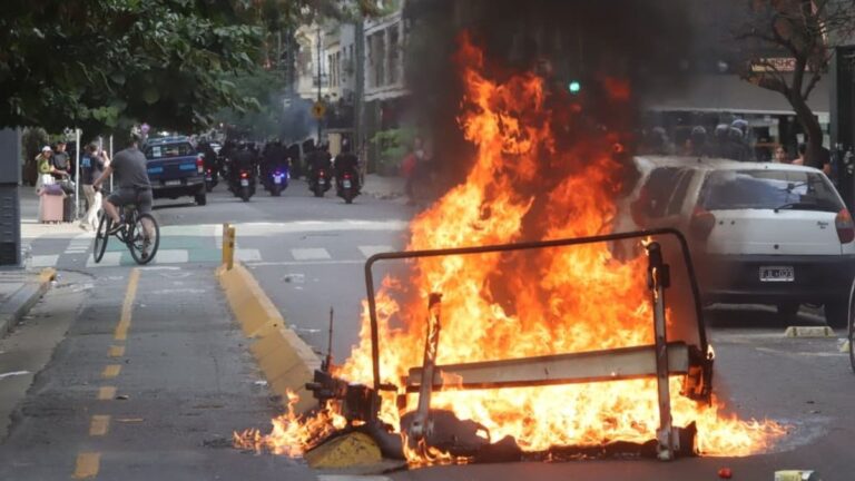 Incidentes frente al Congreso durante la marcha contra la reforma laboral: hay 37 detenidos y 40 demorados
