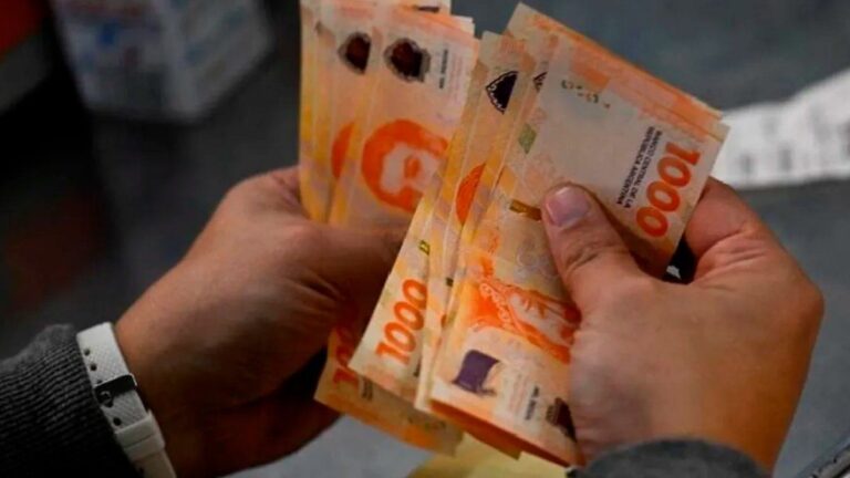 Los salarios registrados perdieron terreno frente a la inflación en diciembre y cerraron 2025 a la baja