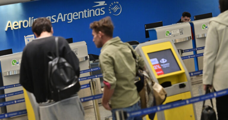 Aerolíneas Argentinas canceló 255 vuelos de este jueves por el paro de la CGT