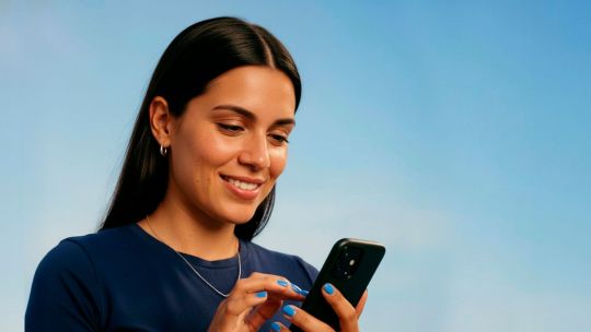 Así compraron online los argentinos en 2025: más productos por pedido, celular como tienda y más transferencias